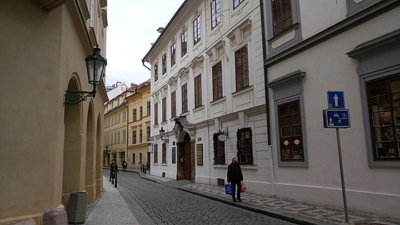 Chodníky v Husov ulici jsou o nkolik metr vý, ne ve stedovké Praze.