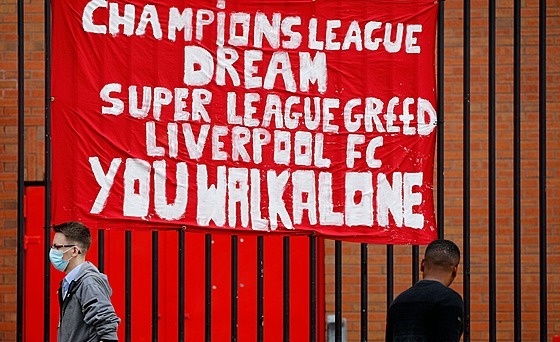 Transparent na venkovní zdi liverpoolského stadionu Anfield odsuzující projekt...