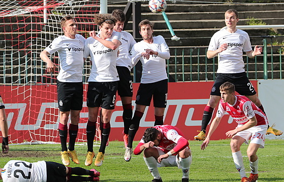Sparťané ve zdi čelí přímému kopu Pardubice v ligovém utkání.