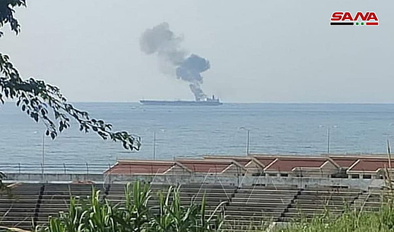 Ropný tanker u syrského ropného terminálu Bánijás se stal terčem útoku vedeného...