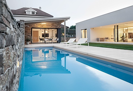 Například mezi domem a bazénem je pouze trávník, kde si mohou majitelé jen tak...