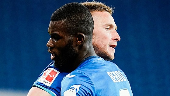 Pavel Kadeřábek (vlevo) z Hoffenheimu gratuluje ke gólu spoluhráči Ihlasu...
