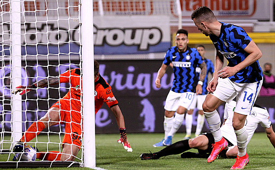 Ivan Perišič z Interu Milán střílí gól v duelu s týmem Spezie.