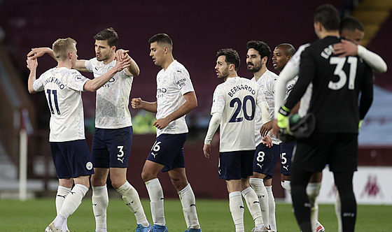 Fotbalisté Manchesteru City se radují po vítězství nad Aston Villou.