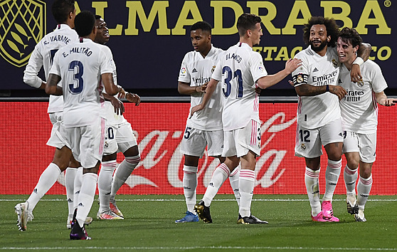 Fotbalisté Realu Madrid se radují z gólu v duelu s Cadízem.