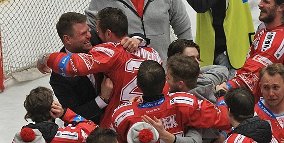 Třinecký trenér Václav Varaďa (vlevo) nahoře se objímá s  Vladimírem Draveckým.