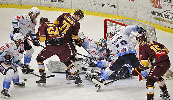 Jihlavtí hokejisté v tlaku ped kladenskou bránou v estém finále první ligy.
