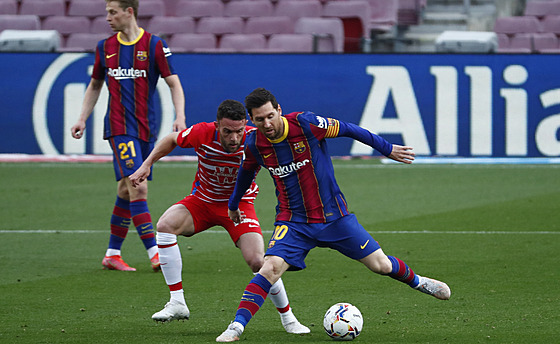 Lionel Messi (vpravo) z Barcelony v souboji s Quinim z Granady.