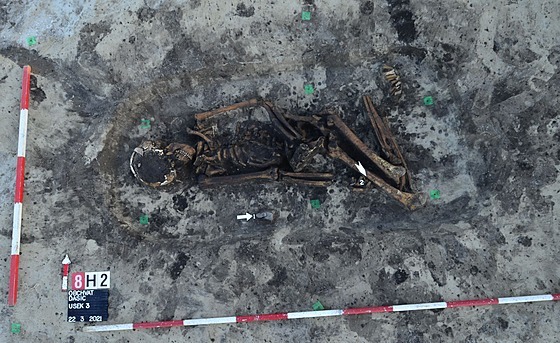 Kostrový pohřeb muže datovaný do eneolitu (kultura se šňůrovou keramikou 2800 –...