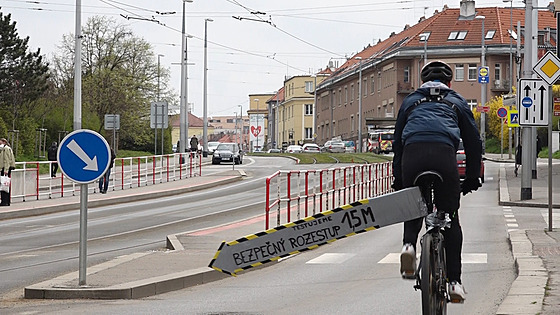 Reportér Matěj Smlsal ukazuje řidičům, jaký rozestup budou muset dodržovat, až...