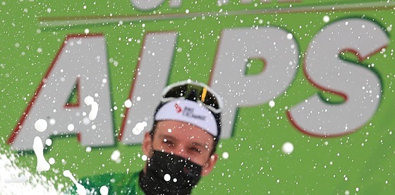 Simon Yates oslavuje v cíli jedné z etap na závodě Kolem Alp.