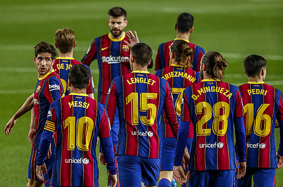 Fotbalisté FC Barcelona se radují z gólu.