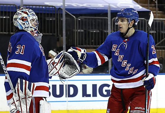 Libor Hájek slaví výhru NY Rangers se svým gólmanem Igorem esorkinem.