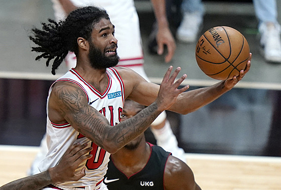 Coby White z Chicaga zakonuje v zápase s Miami.