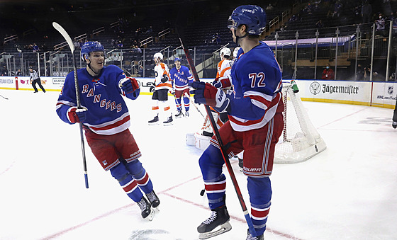 Filip Chytil (vpravo) z NY Rangers slaví svou trefu v duelu s Philadelphií.