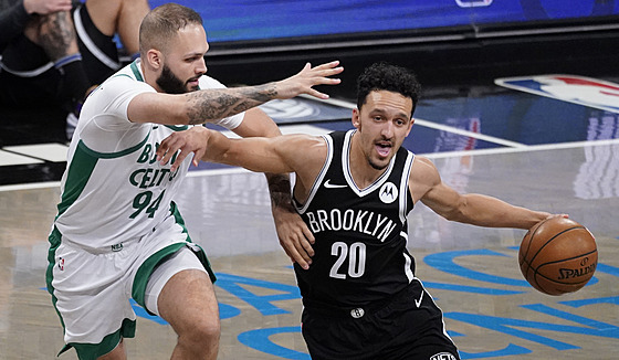 Landry Shamet z Brooklynu u míe, stíhá ho Evan Fournier z Bostonu.