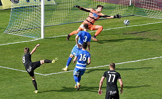 Ústecký branká Marián Tvrdo zasahuje v duelu s Hradcem.