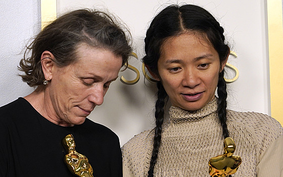 Hereka Frances McDormandová a reisérka Chloe Zhaová pózují se svými Oscary,...