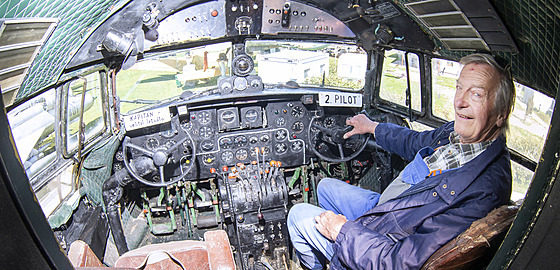 Karel Tarantík il pro letadla. Na snímku je v jednom ze svých exponát - v Iljuinu IL- 14.