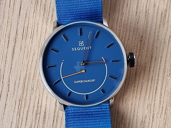 V prodeji jsou chytré hodinky, které nemusíte nabíjet. Funkcí mají méně -  iDNES.cz