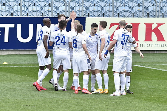 Fotbalisté Liberce se radují z gólu v Opavě.