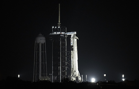 Páteční snímek rakety Falcon 9 s lodí Crew Dragon na odpalovací rampě v 39A v...
