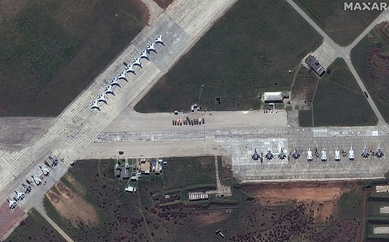 Satelitní snímky letecké základny Saki na Krymu, na kterém jsou vidt seazená...