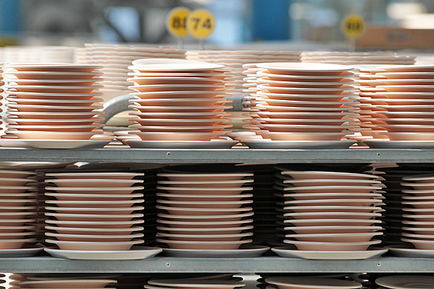 Firmy řeší, jak uspořit. Porcelánka teplem z pecí, sklářům pomůže slunce