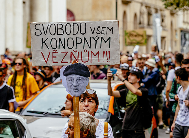 Pochod Million Marihuana March za legalizaci konopí loni v Praze podpoil i...