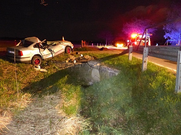 Řidič u polských hranic nezvládl zatáčku, po kotrmelci s autem zemřel