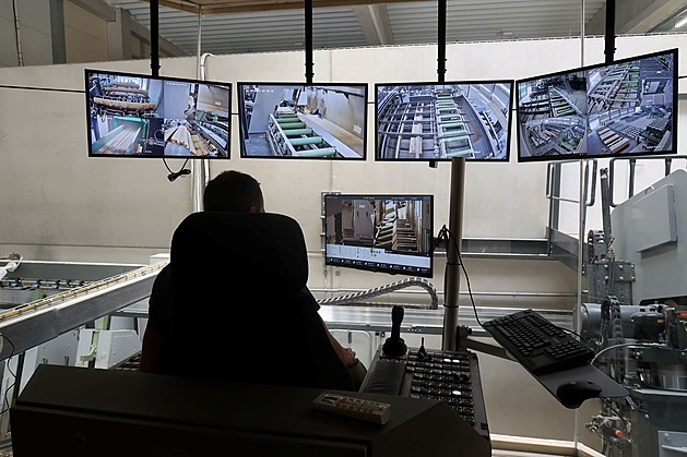 Moderní pila�ský závod ve Vápenné nedaleko Javorníku. Pila v �umperku by m�la...