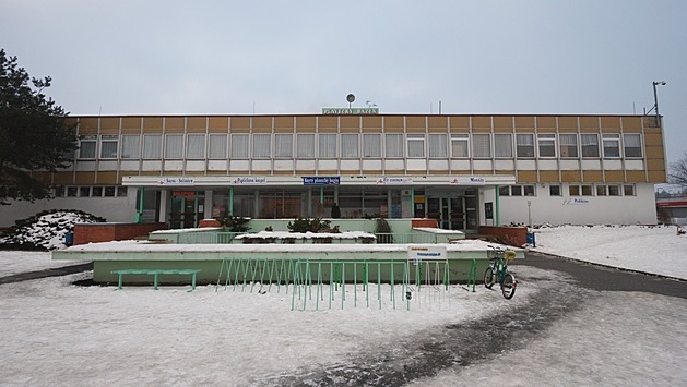 Krytý bazén v Kromíi se stavl v 70. letech a dnením nárokm u nevyhovuje.