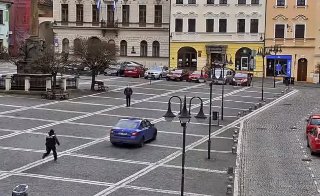 Strážnice sprintovala za zmateným řidičem, který jel středem náměstí