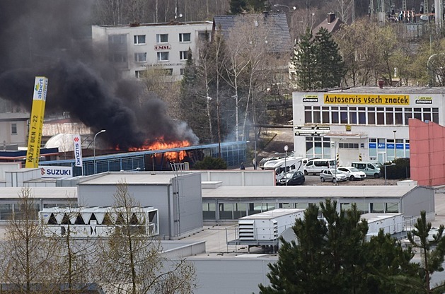 V Jablonci hořelo v areálu autocentra, plameny zachvátily dodávku a sklad