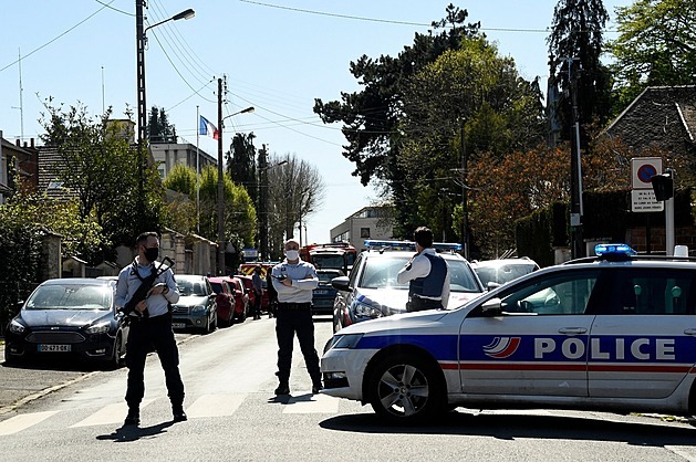 Policisté ve Francii zastřelili muže na skútru. Spolujezdec na ně mířil zbraní