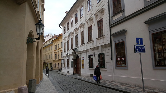 Chodníky v Husově ulici jsou o několik metrů výš, než ve středověké Praze.