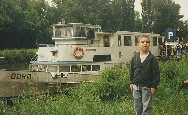 Filip Houdek v den svých čtvrtých narozenin. Foceno 20. dubna 1994 v Troji.