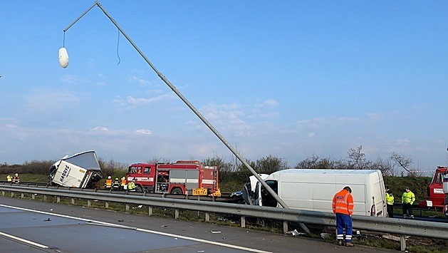 Srážka nákladního auta s dodávkou uzavřela Pražský okruh u Modletic
