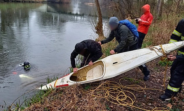 Hasití potápi pomohli vyzvednout kajak z eky Orlice v Hradci Králové (19....