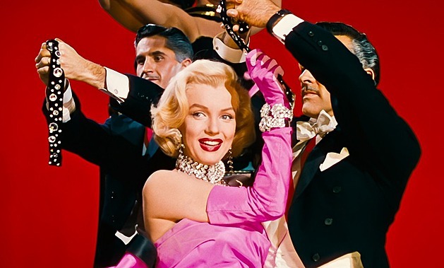 Nebojte se ukázat křivky a hrajte si s výstřihy jako Marilyn Monroe