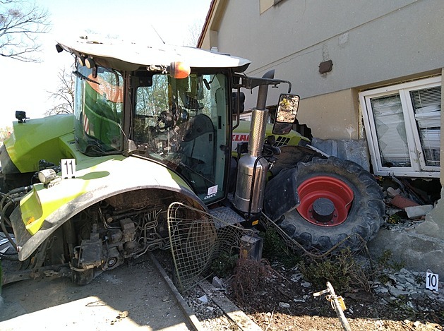 Traktor na Pardubicku smetl ženu na zahrádce, poté narazil do domu