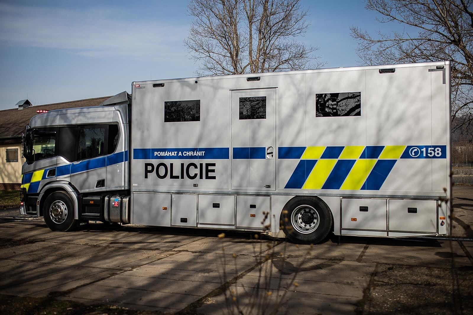VIDEO: Policie má nové auto na koně, uveze jich šest a spoustu vybavení -  iDNES.cz