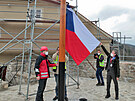Slavnostn vyven sttn vlajky na obnoven stor hradn hlsky. Vlajkov...