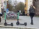 Mnoz obyvatel Olomouce vyuvaj sdlen elektrokolobky a kola. Dal si...