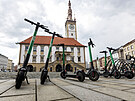 Mnozí obyvatelé Olomouce vyuívají sdílené elektrokolobky a kola. Dalí si...