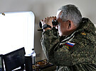 Na ruské armádní cviení na Krymu dohlíel osobn ministr obrany Sergej ojgu....