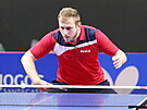 Stolní tenista Pavel iruek hraje bekhend na evropské olympijské kvalifikaci v...