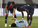 Kylian Mbappé (vlevo) a Idrissa Gueye z Paris St. Germain se sklánjí nad...