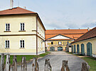 Hospodáský dvr v Ratiboicích je vtí ne samotný zámek. V jeho rohu bydleli...