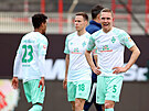 Zklamaní fotbalisté Werderu Brémy po zápase proti Unionu Berlín. Vlevo eský...